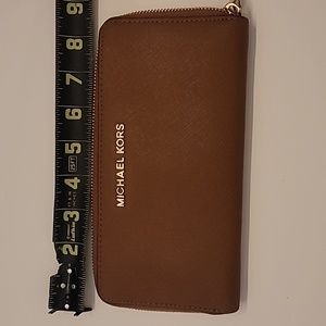 Michael Kors wallet leather brown. Like new.